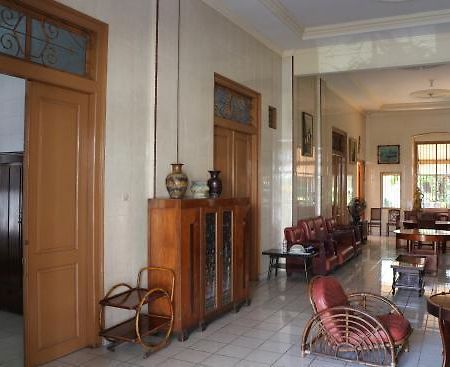 Hotel Paviljoen สุราบายา ภายนอก รูปภาพ