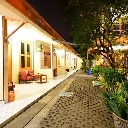 Hotel Paviljoen สุราบายา ภายนอก รูปภาพ
